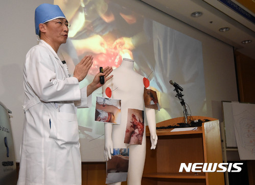 【수원=뉴시스】이정선 기자 = 이국종 경기남부권역외상센터장이 15일 오후 경기 수원 권역외상센터에서 북한군 병사의 2차 수술을 집도한 뒤 브리핑을 열고 있다. 2017.11.15. ppljs@newsis.com