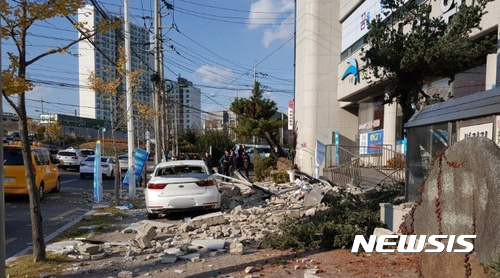 【서울=뉴시스】15일 오후 2시 29분께 경북 포항시 북구 북쪽 6km 지역에서 규모 5.5 지진이 발생한 가운데 포항 시내 건물 외벽이 떨어져 있다. 2017.11.15. (사진=독자 제공)  photo@newsis.com