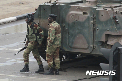 【하라레=AP/뉴시스】 짐바브웨 군인들이 15일 무가베 대통령 관저로 통하는 길에 장갑차를 세우고 주위를 살피고 있다. 2017. 11. 15.