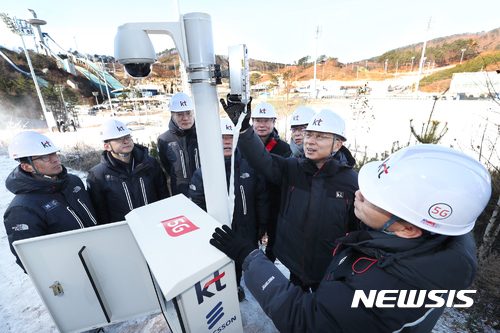 황창규 KT 회장이 평창 동계올림픽 현장에 설치된 자사 제품을 점검하고 있다. 