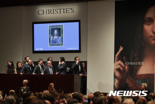 【뉴욕=AP/뉴시스】미국 뉴욕 크리스티경매에서 15일(현지시간) 레오나르도 다빈치의 '살바토르 문디' 경매가 진행되고 있다.  이 작품은 4억5000만 달러에 낙찰돼 경매 사상 최고가 기록을 세웠다. 201`7.11.16 