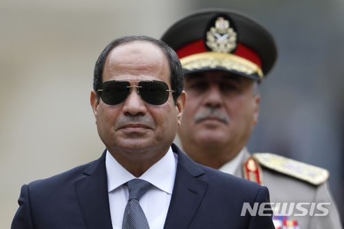 【파리=AP/뉴시스】  압델 파타 엘시시 이집트 대통령은 18일(현지시간) 트위터를 통해 가자지구 접경의 라파 검문소를 라마단 기간(5.17-6.15) 동안 개방키로 했다고 밝혔다. 이집트의 이번 국경개방은 지난 2013년 이래 가장 긴 기간에 해당된다. 사진은 엘시시 대통령이 2017년 10월 24일 프랑스 파리를 방문해 군의 환영 행사에 참석했을 당시의 모습. 2018.1.9.