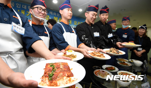 【서울=뉴시스】조리병들이 자신들이 직접 만든 음식을 내보이고 있다. 2017.11.16. (사진=뉴시스DB)