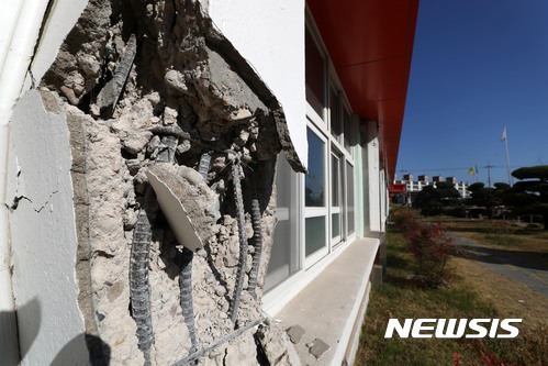 【포항=뉴시스】홍효식 기자 = 경북 포항시에 5.4 규모의 지진이 발생한 가운데 16일 포항 북구 흥해읍 흥해초등학교 건물 벽 일부가 부서져있다. 2017.11.16. yesphoto@newsis.com