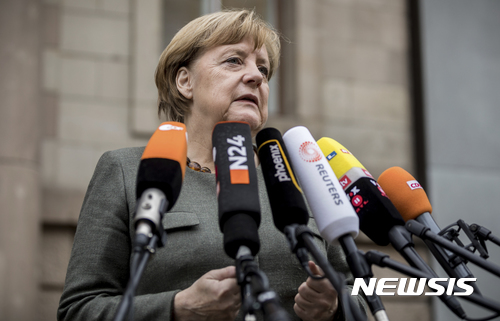 【베를린=AP/뉴시스】앙겔라 메르켈 독일 총리가 16일(현지시간) 베를린에서 기자회견을 진행하고 있다. 2017.11.17.