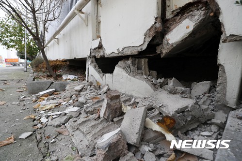 [대구=뉴시스] 경북 포항시에 5.4 규모의 지진이 발생, 아파트 외벽이 부서졌다. 뉴시스DB