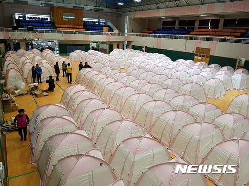 【포항=뉴시스】강진구 기자 = 경북 포항시는 지난 19일 오후 흥해실내체육관에 이재민을 위한 가족용 텐트를 설치했다.2017.11.22. photo@newsis.com