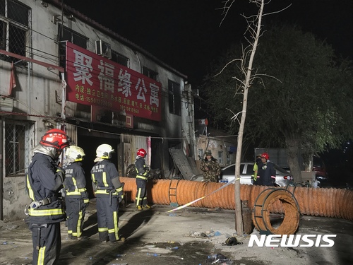 【베이징=신화/뉴시스】중국 베이징 다싱구에 있는 임대아파트에서 18일 오후 화재가 발생해 19명이 목숨을 잃고 8명이 다치는 참사가 발생했다. 2017.11.19 