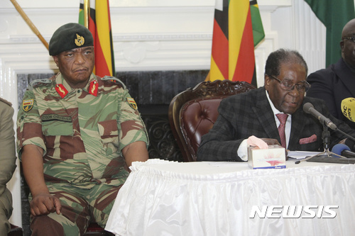 【하라레=AP/뉴시스】로버트 무가베 짐바브웨 대통령이 19일(현지시간) 수도 하라레에서 생방송 TV 연설을 하고 있다. 그는 예상과 달리 연설에서 사퇴의사를 밝히지 않았다. 2017.11.20  