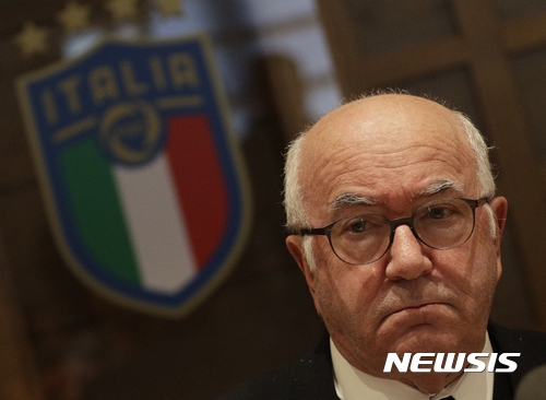 【로마=AP/뉴시스】카를로 타베키오 이탈리아축구협회(FIGC) 회장이 20일(현지시간) 로마에 있는 FIGC의 본부에서 기자회견을 하고 있다. 2017.11.21. 