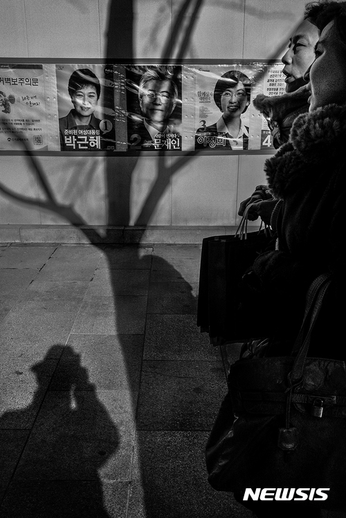 【서울=뉴시스】사진가 강운구의 '네모그림자'. 서울, 2012. (사진=강운구 사진가 제공. 이 사진은 트리밍하거나 이미지 위에 글씨를 올리는 등 임의로 편집할 수 없습니다. 이 기사 외 사용도 불허합니다.) photo@newsis.com