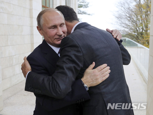 【소치=AP/뉴시스】 20일 러시아의 블라디미르 푸틴 대통령이 흑해 휴양지를 전격 방문한 시리아의 바샤르 아사드 대통령과 포옹하고 있다. 2017. 11. 21. 