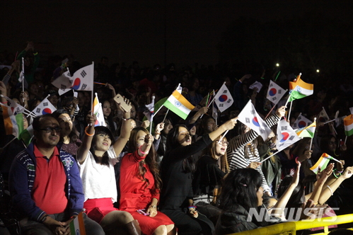 【서울=뉴시스】지난해 11월 인도 뉴델리에서 열린 '코리아 페스티벌'에서 한국 공연단에 열광하는 현지인들. (사진=한국관광공사 제공)