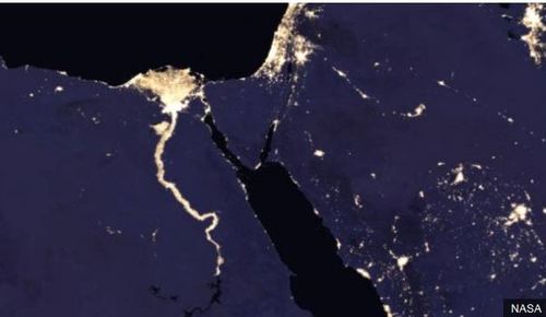 【서울=뉴시스】 지구 상에서 밤에도 인공조명 때문에 환한 지역이 매년 2.2%씩 늘어나고 있다는 조사결과가 나왔다. 사진은 북아프리카 이집트 수도 카이로 인근의 나일 삼각주와 나일 강이 밤에도 환하게 빛나는 모습. <사진출처:NASA>2017.11.23 