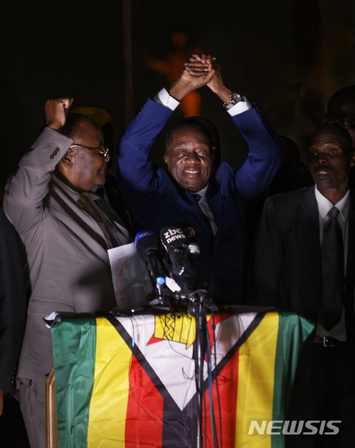 【하라레=AP/뉴시스】에머슨 음난가그와 짐바브웨 차기 대통령이 22일 수도 하라레 집권당 당사 앞에 모인 지지군중에 맞잡은 두손을 올려 감사를 표시하고 있다. 2017.11.23
