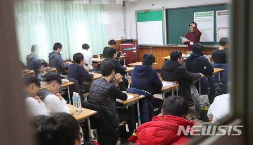 2018학년도 대학수학능력시험에서 수능감독관이 수험생들에게 시험 주의사항을 설명하고 있다. 