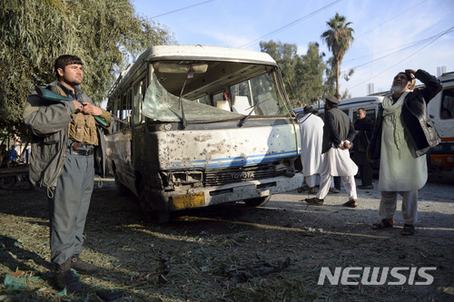 【카불=AP/뉴시스】아프가니스탄 동부 낭가르하르주 잘랄라바드에서 23일(현지시간) 자살폭탄 테러가 발생해 8명이 숨지고 17명이 다쳤다. 테러가 발생한 이후 한 경찰관이 테러 현장에서 경계를 강화하고 있는 모습. 2017.11.23 