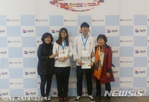 【서울=뉴시스】국제호텔직업전문학교는 호텔베이커리전공 학생들이 23일 경기 일산 킨텍스에서 열린 ‘2017 코리아 월드 푸드 챔피언십’에서 수상했다고 밝혔다.