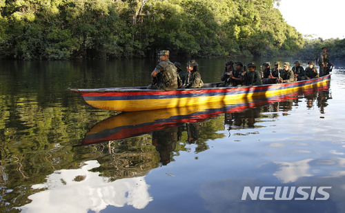 【 보고타(콜롬비아) = 신화/뉴시스】 지난 2016년 8월 15일 콜롬비아공산혁명군(FARC)의 반군 정찰대가 남부 푸투마요 정글지대의 강을 순찰하고 있다.  
