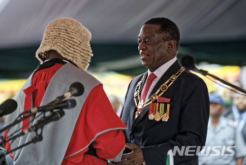 【하라레=AP/뉴시스】 24일 짐바브웨의 에머슨 음난가그와 대통령이 취임 선서를 한 뒤 대법원장과 악수하고 있다. 독립 후 37년 동안 대통령직을 유지한 로버트 무가베가 사흘 전 하야해 음난가그와는 두 번째 대통령이다. 내년 6월 대선이 예정되어 있다. 2017. 11. 24. 
