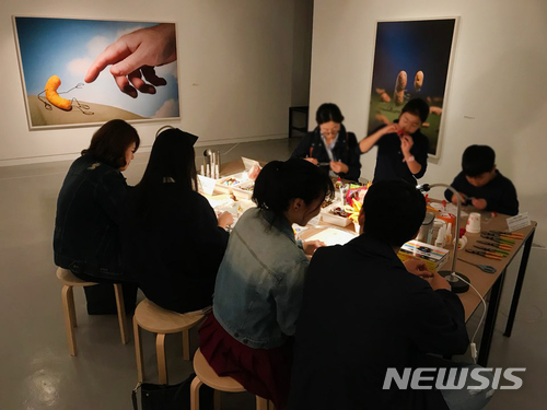 【서울=뉴시스】사비나미술관의 체험 프로그램에 참여중인 관람객들
