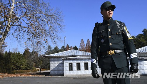 【파주=뉴시스】 사진공동취재단 = 지난해 11월13일 북한군 병사가 판문점 공동경비구역(JSA)을 통해 귀순했던 사건이 일어난 가운데 27일 오전 판문점에서 사건 현장이 공개되고 있다. 2017.11.27. photo@newsis.com