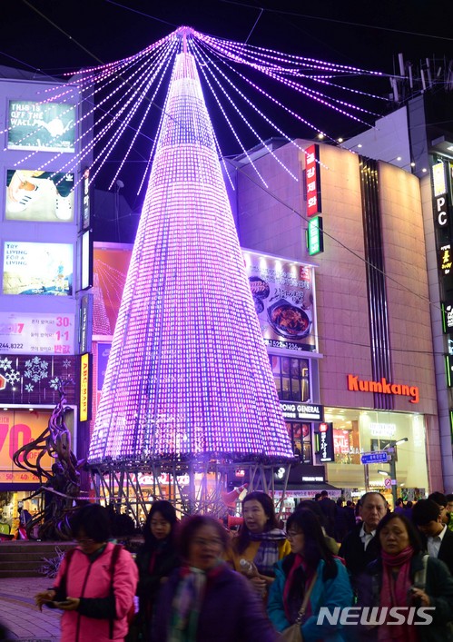【부산=뉴시스】 하경민 기자 = 27일 부산 중구 광복로에서 높이 20m 크기의 대형 크리스마스 트리가 불을 밝히고 있다. 중구 광복로와 용두산공원 일대에서 오는 12월 2일부터 내년 1월 7일까지 '부산크리스마스 트리문화축제'가 열린다. 2017.11.27. yulnetphoto@newsis.com