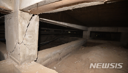 【포항=뉴시스】우종록 기자 = 지진 피해 지역인 28일 오후 경북 포항시 북구 흥해읍 경림 뉴소망타운 지하 기둥이 심하게 파손되어 있다. 2017.11.28.  wjr@newsis.com 