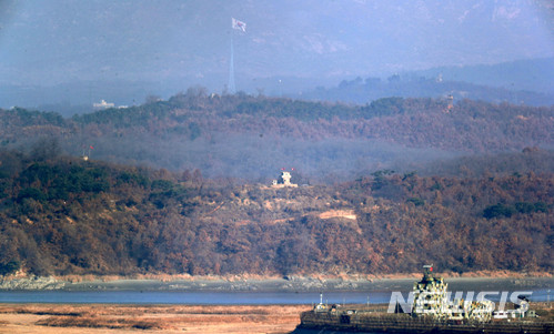【파주=뉴시스】 경기 파주시 접경지역에서 국군 초소와 북한군 초소. 2017.11.29. photo@newsis.com