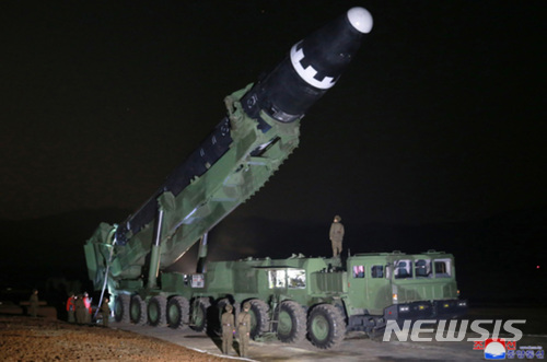 【서울=뉴시스】 북한은 29일 발사한 대륙간탄도미사일(ICBM) 화성-15형 탄도미사일 발사 사진을 30일 공개했다.2017.11.30. (출처=노동신문)  photo@newsis.com 