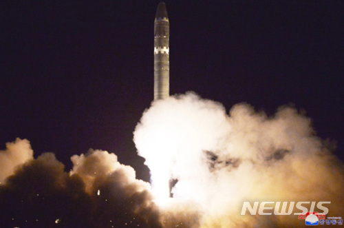 【서울=뉴시스】 북한은 29일 발사한 대륙간탄도미사일(ICBM) 화성-15형 탄도미사일 발사 사진을 30일 공개했다.2017.11.30. (출처=노동신문)  photo@newsis.com 