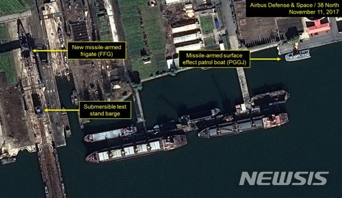 【서울=뉴시스】 ﻿﻿﻿﻿﻿﻿북한이 최근 서해 남포항에서 미사일 발사대로 쓰이는 바지선이 있는 곳에서 선박 수리를 준비하는 움직임이 포착됐다. 사진은 바지선이 육상 건설 현장에 배치돼 있는 모습(출처 : 38노스) 2023.12.23