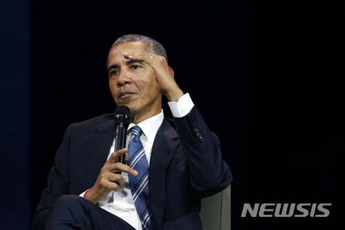 【파리=AP/뉴시스】버락 오바마 전 미국 대통령이 2일(현지시간) 파리에서 열린 한 기업인 행사에 참석해 발언하고 있다. 2017.12.3.