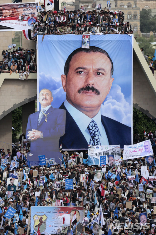 【사나=AP/뉴시스】알리 압둘라 살레 전 예멘 대통령의 지지자들이 지난 8월24일 사나에 열린 국민의회당 창당 35주년 기념행사에 참여하고 있다. 2017.12.04 