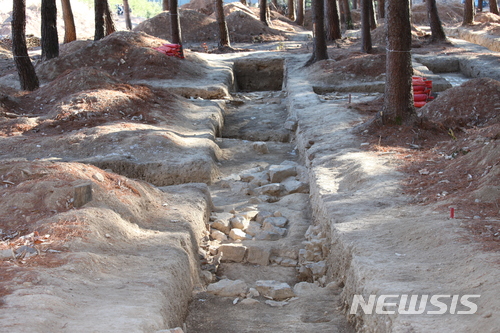 【삼척=뉴시스】김태식 기자 = 5일 강원 삼척시 도계읍 흥전리사지 발굴조사지역에서 통일신라시대 승단 조직에서 사용한 청동 승관인이 확인된 가운데 관계자들이 현장에서 유구와 유물 등에 대한 설명회를 했다.2017.12.05 newsenv＠newsis.com