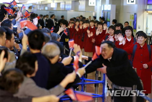 【도쿄=AP/뉴시스】 북한 여자축구대표팀이 2017 동아시아축구연맹 E-1챔피언십 참가차 5일 일본 도쿄 하네다 공항에 도착했다.