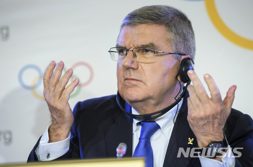 【로잔(스위스)=AP/뉴시스】토머스 바흐 국제올림픽위원회(IOC) 위원장은 5일(현지시간) 스위스 로잔에서 기자회견을 갖고 내년 평창 동계올림픽에 러시아 선수단의 참가 불허한다고 밝혔다. 2017.12.06.