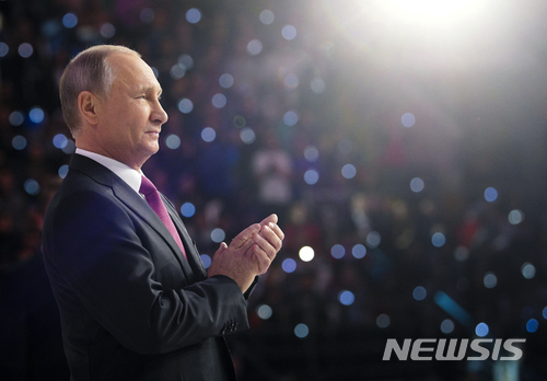 【모스크바=AP/뉴시스】블라디미르 푸틴 러시아 대통령이 6일(현지시간) 모스크바에서 열린 자원봉사 관련 시상식에 참석해 박수를 치고 있다. 2017.12.7. 