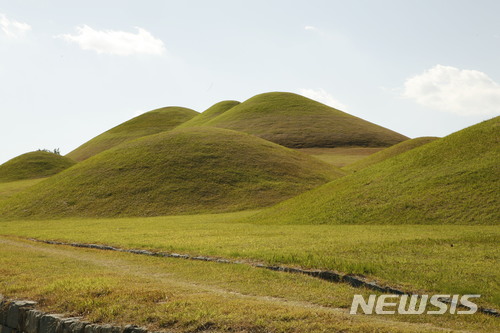 【고성(경남)=뉴시스】신정철 기자 = 경남 고성군은 내년 1월 송학동고분군(사진) 정비공사 준공식에 맞춰 소가야의 역사적 의의와 방향을 알리는 소가야 비전 선포식을 갖고, 4월에는 국립가야문화재연구소 주최 학술심포지엄을 개최할 예정이라고 7일 밝혔다. 2017.12.07.(사진=고성군 제공) photo@newsis.com