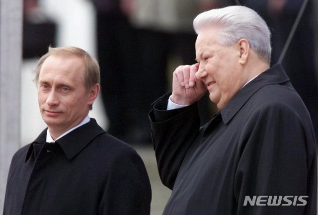[모스크바=AP/뉴시스] 2000년 7월 블라디미르 푸틴(왼쪽) 러시아 대통령과 보리스 옐친 전 대통령이 크렘린궁에서 만난 모습. 2019.12.18.