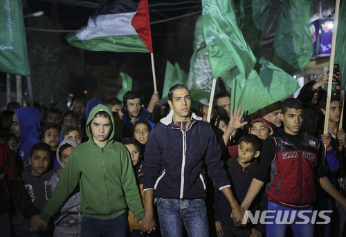 【가자지구=AP/뉴시스】6일(현지시간) 가자지구에서 팔레스타인 청년들이 미국의 예루살렘 이스라엘 수도 공인에 항의하는 시위를 진행하고 있다. 2017.12.8.