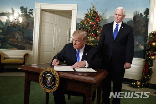 【워싱턴=AP/뉴시스】도널드 트럼프 미국 대통령이 6일(현지시간) 백악관에서 예루살렘을 이스라엘 수도로 공식 인정한다는 내용의 선언문에 서명하고 있다. 2017.12.7. 
