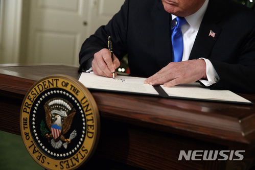 【워싱턴=AP/뉴시스】도널드 트럼프 미국 대통령이 6일(현지시간) 백악관에서 예루살렘을 이스라엘 수도로 공식 인정한다는 내용의 선언문에 서명하고 있다. 2017.12.7. 