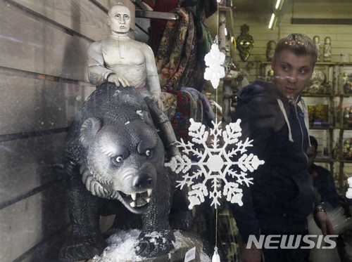 【상트페테르부르크=AP/뉴시스】 곰을 타고 앉은 푸틴 대통령 조각상