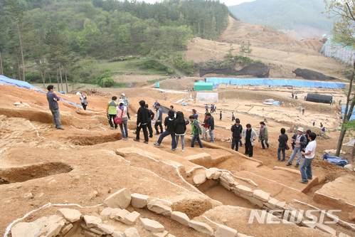 【합천=뉴시스】김기진 기자 = 경남 합천 삼가고분군(사진)은 직경 30~40m에 달하는 대형 봉토분이 다수 존재하고 전체 무덤의 수가 500기 이상이 되는 덧널식의 독특한 무덤 구조를 보이고 있다. 2017.12.08. (사진=합천군 제공) photo@newsis.com