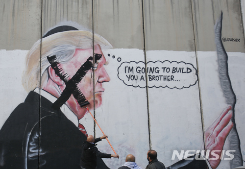 【서안지구=AP/뉴시스】7일(현지시간) 팔레스타인 자치지역인 서안지구 베들레헴의 거리에 도널드 트럼프 미국 대통령 풍자 벽화가 그려져 있다. 2017.12.8. 