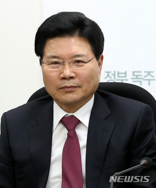 【서울=뉴시스】이영환 기자 = 자유한국당 원내대표 경선을 나흘 앞둔 8일 오전 서울 여의도 국회 자유한국당 정책위회의실에서 열린 초선의원-원내대표 후보 모임에 참석한 홍문종 후보가 자리에 앉아 있다. 2017.12.08.  20hwan@newsis.com