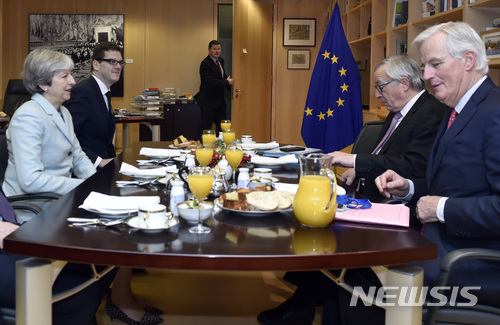【브뤼셀=AP/뉴시스】테리사 메이 영국 총리(왼쪽)과 장 클로드 융커 유럽연합(EU) 집행위원장(오른쪽 두번째)이  8일(현지시간) 벨기에 브뤼셀 EU 본부에서 회의를 갖고 있다.  이날 양측은 브렉시트 1단계 협상이 성공적으로 마무리됐다고 밝혔다. 2017.12.08