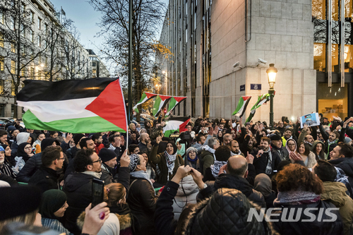 【브뤼셀( 벨기에 ) = AP/뉴시스】 = 브뤼셀의 미국대사관 앞에서 도널드 트럼프 미국대통령의 예루살렘 이스라엘 수도 선언에 항의하는 군중이 8일 반미구호를 외치고 있다.  