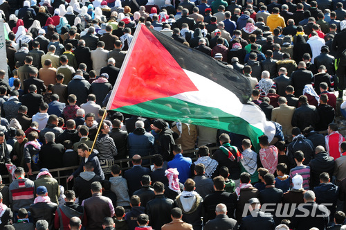 【암만(요르단)=뉴시스】 채정병 기자 = 8일(현지시간) 트럼프 미국 대통령의 발언에 분노한 요르단 시민 수만 명이 암만 구시가지 알 후세이니 모스크에 집결한 가운데 금요 기도회에 참석한 시민들 사이로 팔레스타인 국기가 지나가고 있다.2017.12.09.chae0191@newsis.com